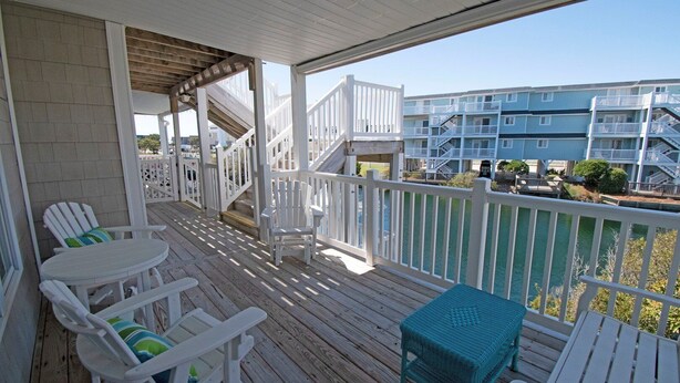 Property grounds - 3 br, 2 ba mid-island condo with pools, tennis court (Ocean Isle Beach)