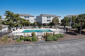 Exterior - 3 br, 2 ba mid-island condo with pools, tennis court (Ocean Isle Beach)