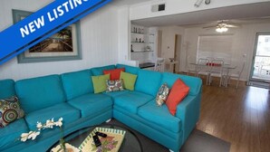 Smart TV - 3 br, 2 ba mid-island condo with pools, tennis court (Ocean Isle Beach)