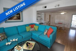 Smart TV - 3 br, 2 ba mid-island condo with pools, tennis court (Ocean Isle Beach)