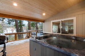 Outdoor spa tub - Newly renovated Riverfront property that sleeps 8 guests & dog friendly. (Leavenworth)