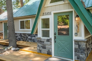 Exterior detail - Newly renovated Riverfront property that sleeps 8 guests & dog friendly. (Leavenworth)