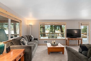 Smart TV, books - Newly renovated Riverfront property that sleeps 8 guests & dog friendly. (Leavenworth)