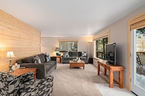 Smart TV, books - Newly renovated Riverfront property that sleeps 8 guests & dog friendly. (Leavenworth)