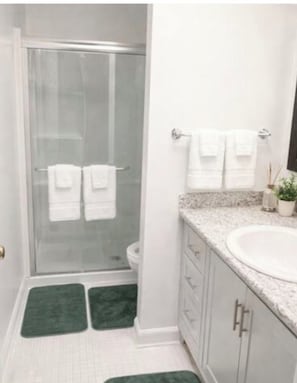 Shower, towels, soap, toilet paper - Peaceful Ranch Retreat in Fairfield, Games, Gazebo & More (Fairfield)