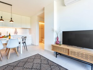 Dining - Forte 2BDR | Pool | AC | Garage | Gym | 5 mins to Beach (Cabanas de Tavira)
