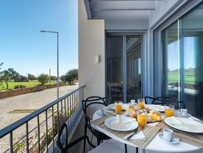 Outdoor dining - Forte 2BDR | Pool | AC | Garage | Gym | 5 mins to Beach (Cabanas de Tavira)