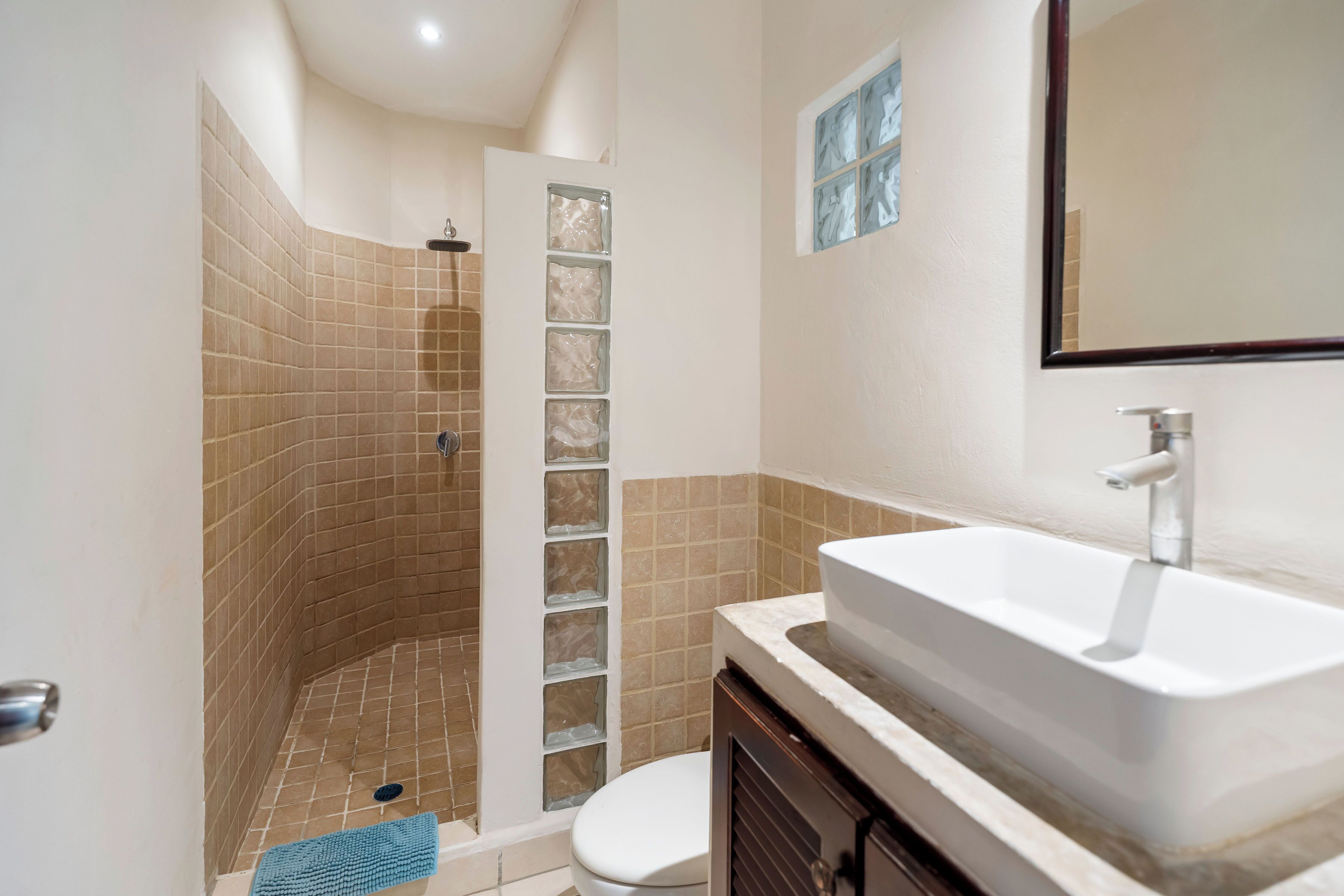 Douche, serviettes fournies, savon, papier toilette