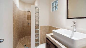 Douche, serviettes fournies, savon, papier toilette