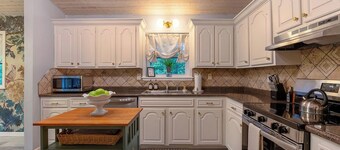 NEW! Private Oasis+King Bed+Fire Pit+Sleeps 6