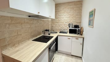 Een koelkast, een microgolfoven, een oven