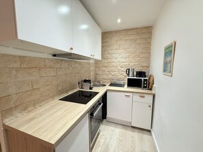 Réfrigérateur, micro-ondes, four, cafetière/bouilloire