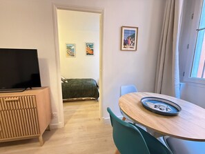 1 chambre, fer et planche à repasser, lit parapluie, Wi-Fi