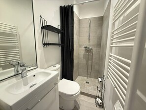 Suihku, hiustenkuivaaja, pyyhkeet