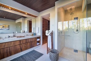 Shower, bidet, towels, soap - Beachfront Villa Within Gates Porta Fortuna (Corral del Risco)