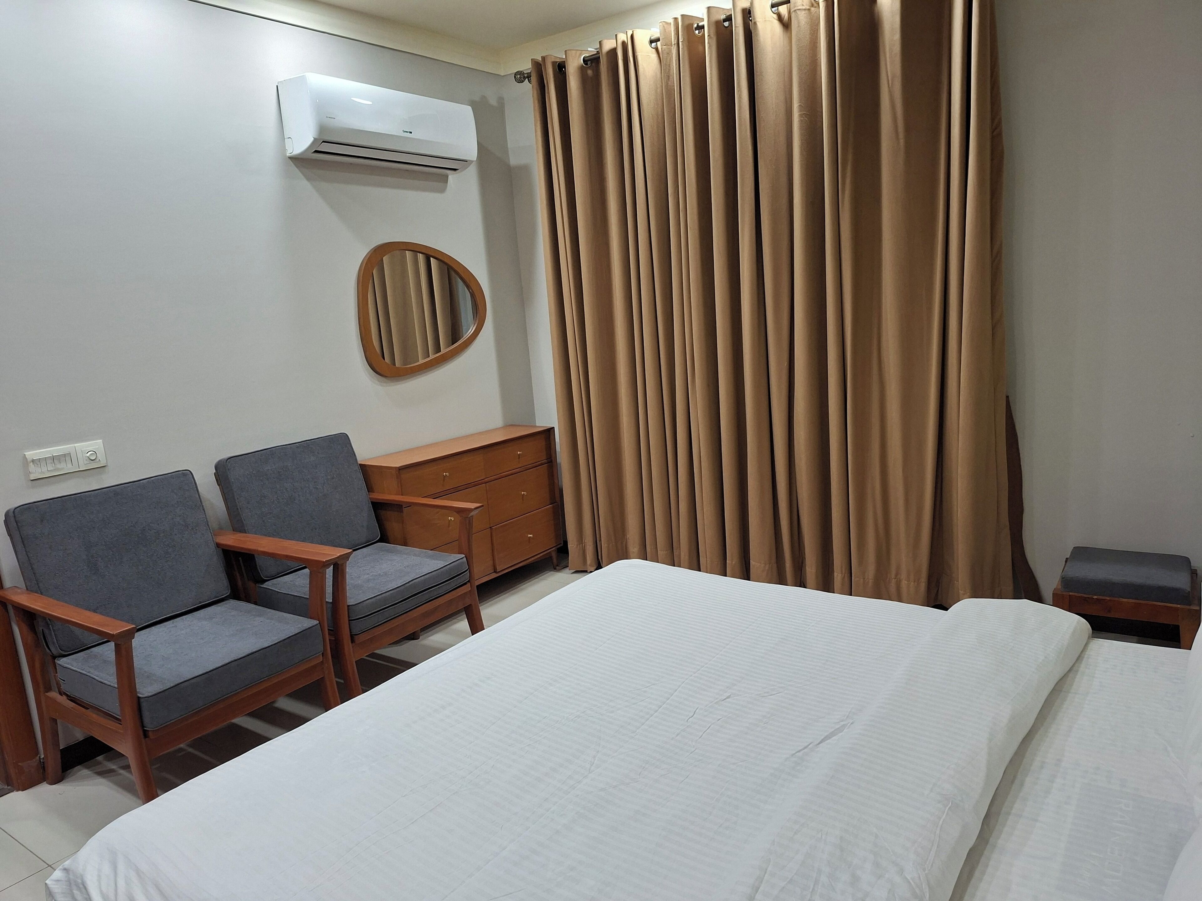 Iron/ironing board, WiFi, bed sheets