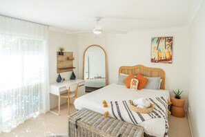 6 bedrooms, iron/ironing board, WiFi, bed sheets - Two Cozy Burleigh homes in one! Pet friendly and ideal for extended families. (Burleigh Heads)