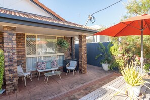 Terrace/patio - Two Cozy Burleigh homes in one! Pet friendly and ideal for extended families. (Burleigh Heads)