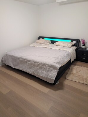 2 bedrooms, iron/ironing board, WiFi, bed sheets - 2 Bedrooms Basement Suite (Saskatoon)