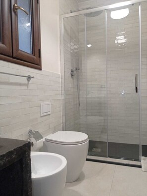 Vasca idromassaggio, asciugacapelli, bidet, asciugamani