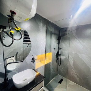 Shower, bidet, towels, soap - Elite 1BR: Near Airport,PS5, 24/7 Power & Wi-Fi (Lagos)