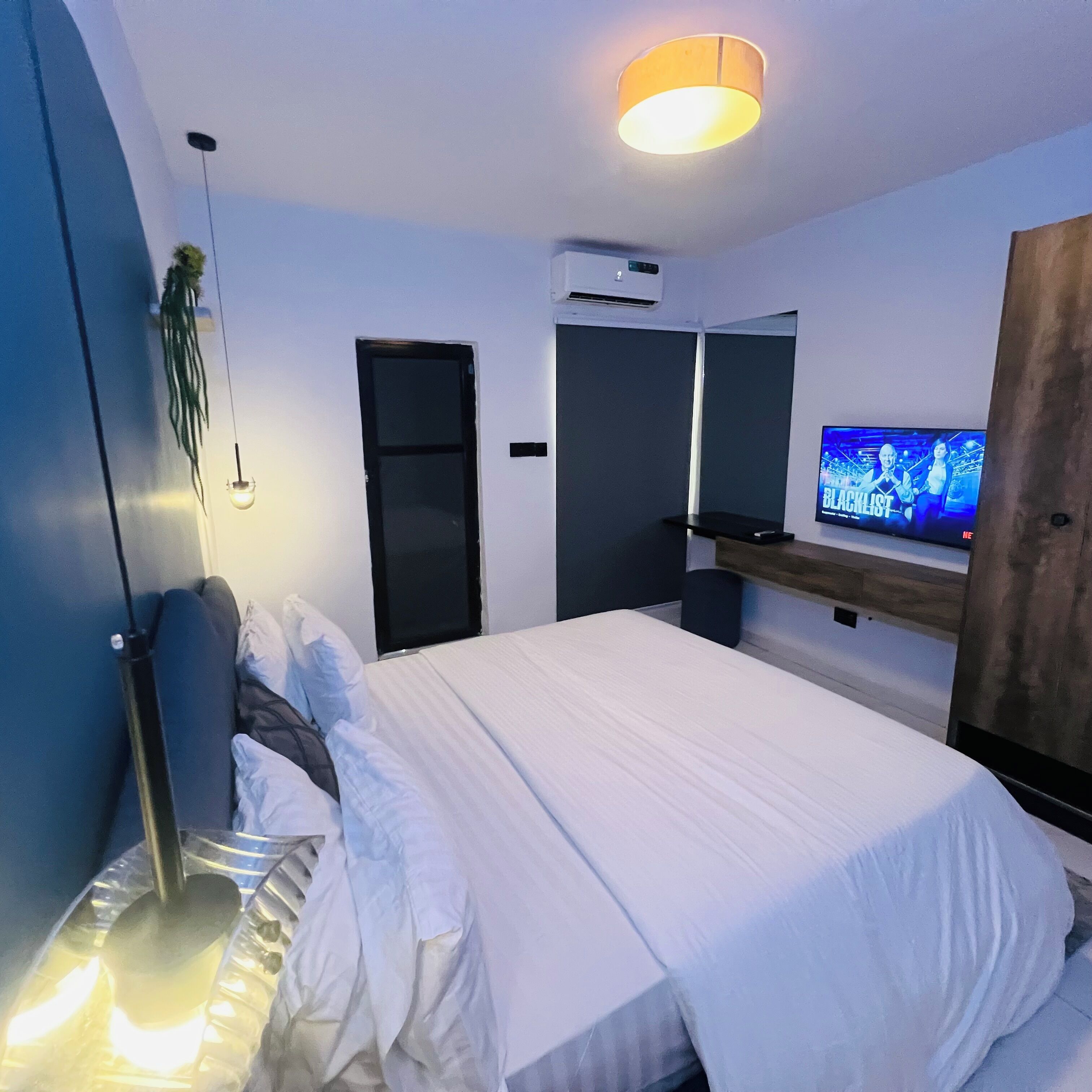 1 dormitorio, tabla de planchar con plancha, wifi y ropa de cama