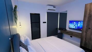 1 dormitorio, tabla de planchar con plancha, wifi y ropa de cama