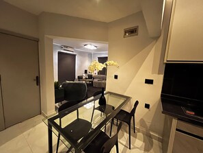 Dining - Elite 1BR: Near Airport,PS5, 24/7 Power & Wi-Fi (Lagos)