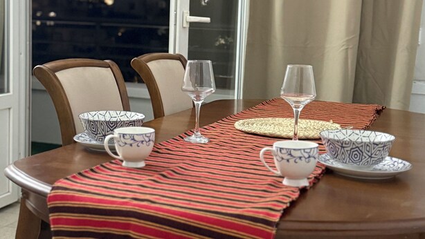 A dining table set with patterned bowls, glasses, and a striped table runner. - 5 minutes to the centre of Algiers center (Alger Centre)