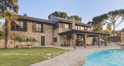 Villa Oasis Madrid Luxurious villa with spa, cinema, and swimming pool