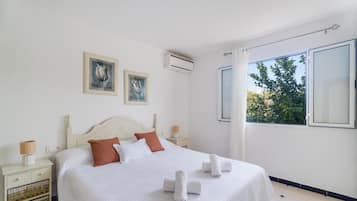 4 slaapkamers, een strijkplank/strijkijzer, reisbedje, gratis wifi