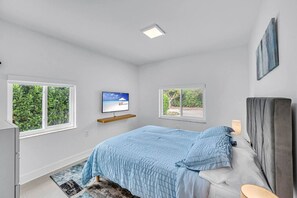 Desk, WiFi - The Design District Pool House (Miami)