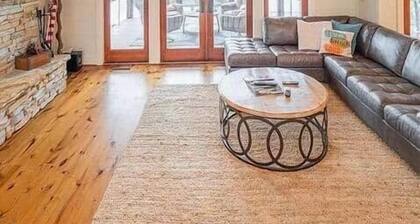 "Amber Skies" Breathtaking, Family Owned Lake-Front Home