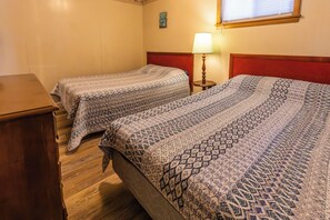 2 bedrooms, WiFi, bed sheets - Waterfront Cabin for up to 8 (Benton)