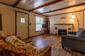 Living area - Waterfront Cabin for up to 8 (Benton)