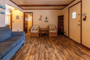 Living area - Waterfront Cabin for up to 8 (Benton)