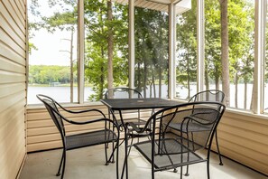 Dining - Waterfront Cabin for up to 6 (Benton)