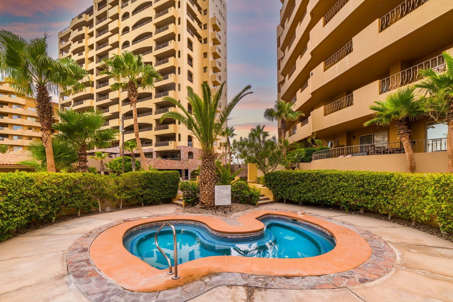 ลักซ์ชัวรี่อพาร์ทเมนท์, ปลอดบุหรี่, วิวทะเล | สระว่ายน้ำ | 3 สระว่ายน้ำกลางแจ้ง, คาบาน่าฟรี, ร่มริมสระว่ายน้ำ