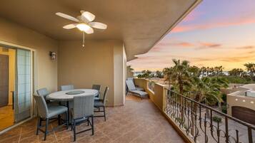 Departamento de lujo, vista al océano | Restaurante al aire libre