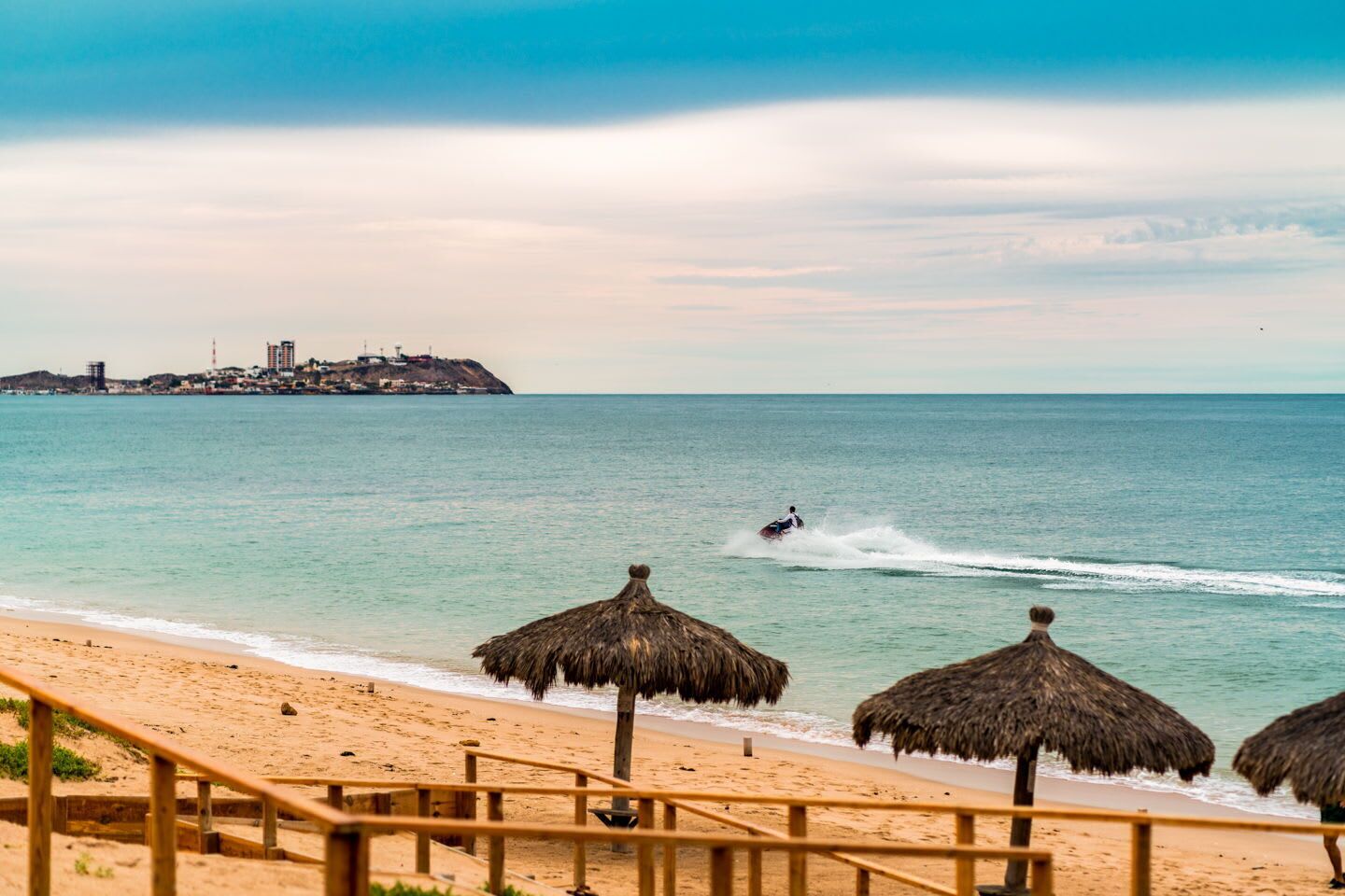 Luksusleilighet, ikke-røyk, havutsikt | Strand | Privat strand, hvit sand og 2 strandbarer
