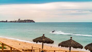 Luksusleilighet, ikke-røyk, havutsikt | Strand | Privat strand, hvit sand og 2 strandbarer