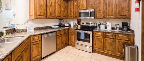 Luxury Apartment, Beach View | Private kitchen