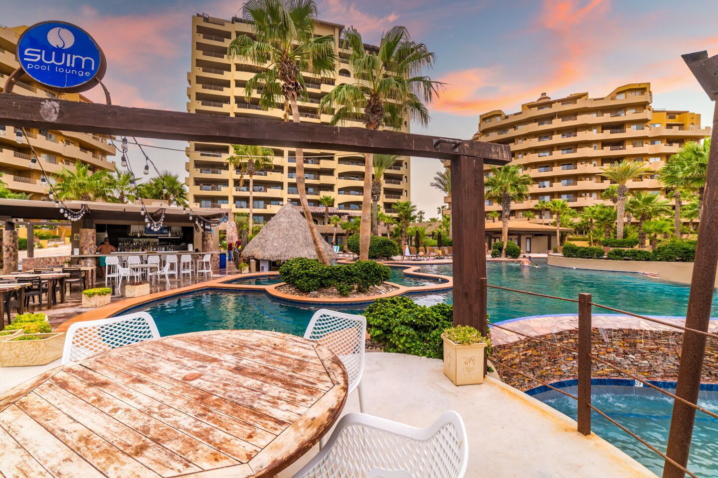 3 piscinas al aire libre, camas de piscina gratis, sombrillas