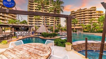 3 piscinas al aire libre, camas de piscina gratis, sombrillas