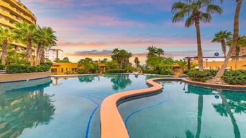 3 piscinas al aire libre, camas de piscina gratis, sombrillas