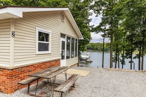 Outdoor dining - Waterfront Cabin for up to 6 (Benton)
