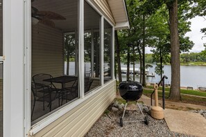 Outdoor dining - Waterfront Cabin for up to 6 (Benton)