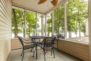 Dining - Waterfront Cabin for up to 6 (Benton)