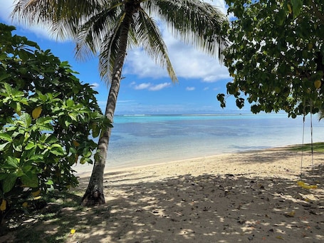 On the beach. 3BR Beachfront Villa Steps from the Lagoon