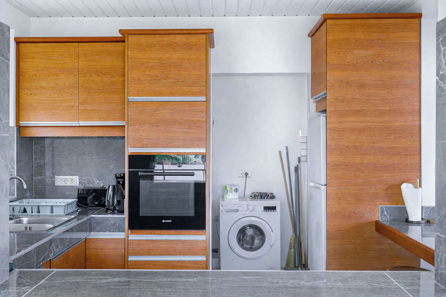 Frigorifero, microonde, forno, piano cottura